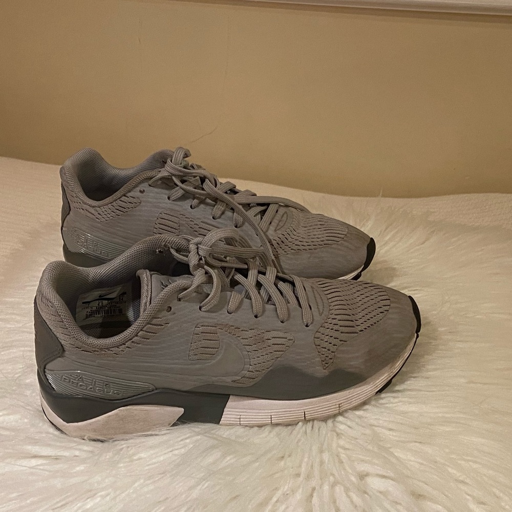 grey nike sneakers